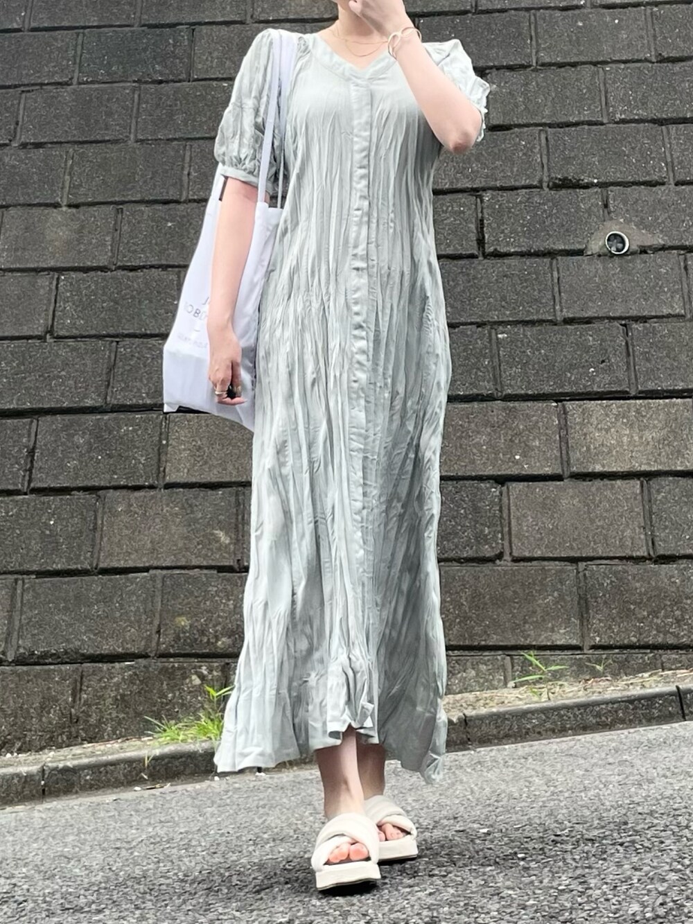 ホワイト系のサンダルを着用したレディースの夏コーディネートの3枚目の写真