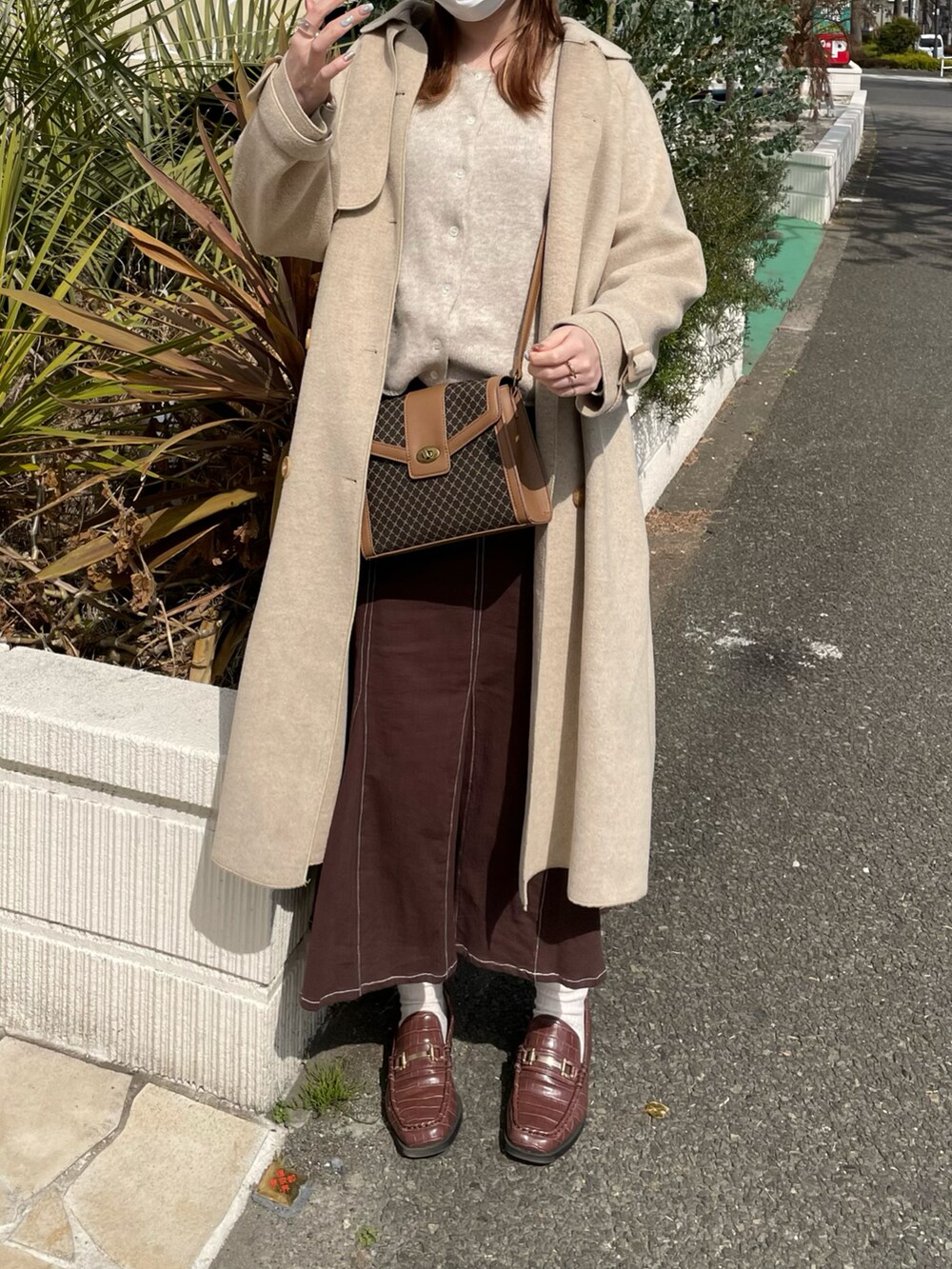 ベージュ系のジャケット/アウター、ブラウン系のショルダーバッグ、ブラウン系のスカートを着用したレディースの春コーディネートの2枚目の写真