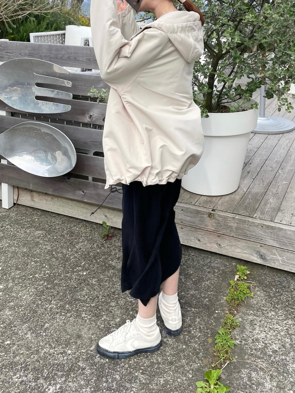 ホワイト系のマウンテンパーカー、ホワイト系のスニーカーを着用したレディースの春コーディネートの2枚目の写真