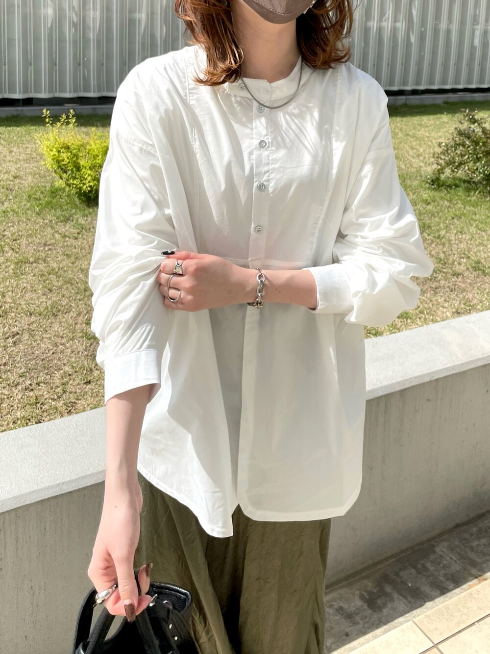 ホワイト系のシャツ/ブラウス、ブラック系のトートバッグ、ブラック系のシューズを着用したレディースの春コーディネートの2枚目の写真