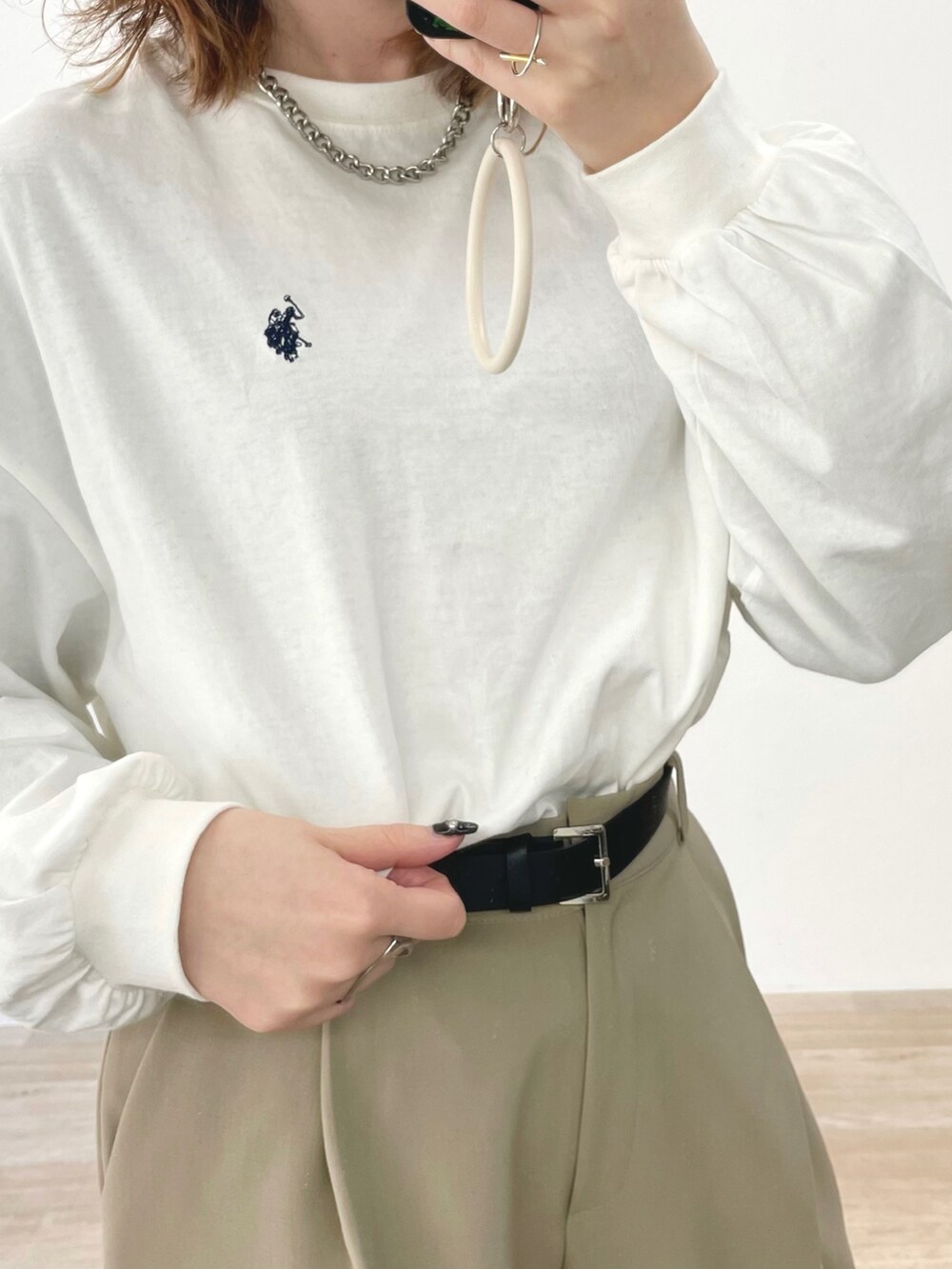 ホワイト系のTシャツ/カットソー、ブラック系のブーツを着用したレディースの春コーディネートの3枚目の写真