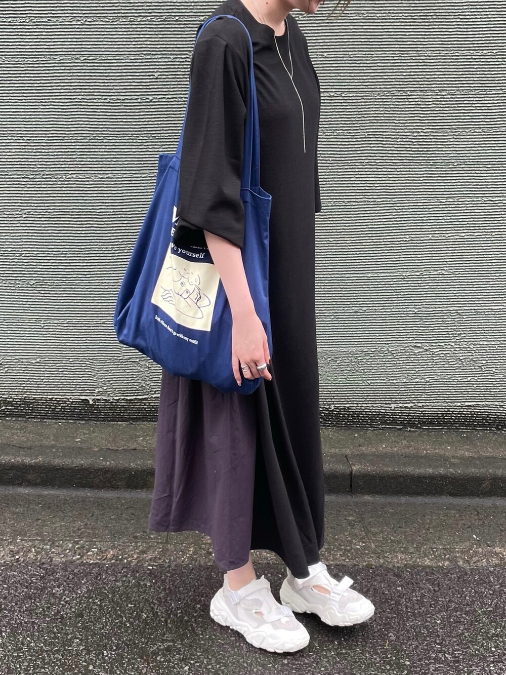 ブラック系のワンピースを着用したレディースの秋コーディネートの4枚目の写真