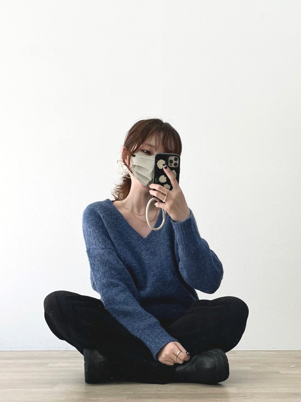 ブラック系のその他パンツ、パープル系のニット/セーター、ブラック系のブーツを着用したレディースの春コーディネートの3枚目の写真