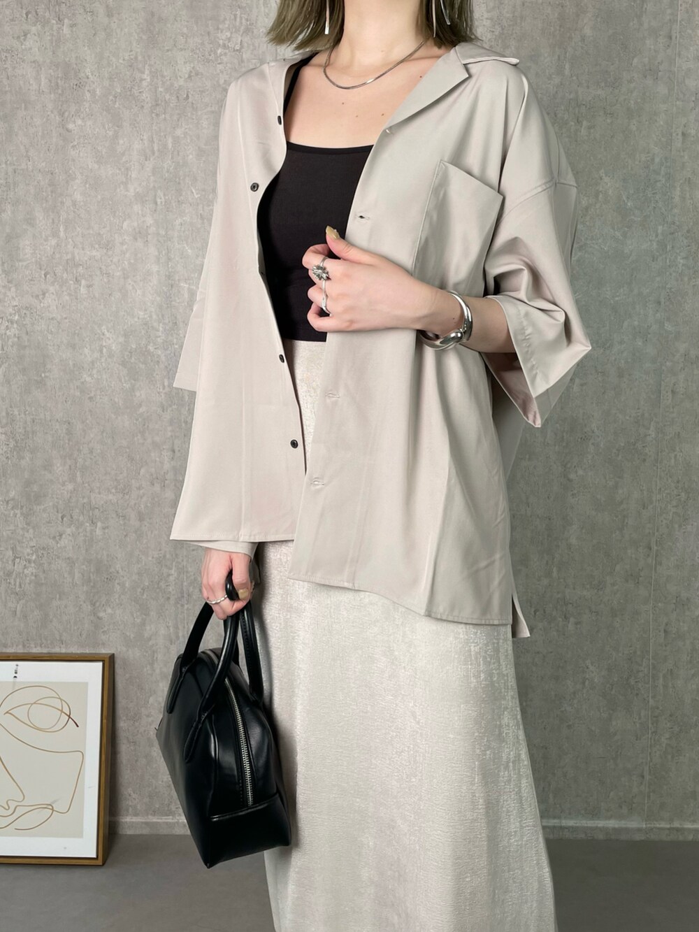 ベージュ系のシャツ/ブラウスを着用したレディースの夏コーディネートの3枚目の写真