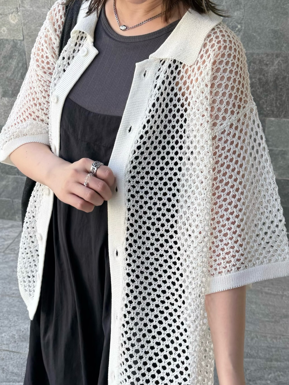 ホワイト系のシャツ/ブラウスを着用したレディースの夏コーディネートの4枚目の写真