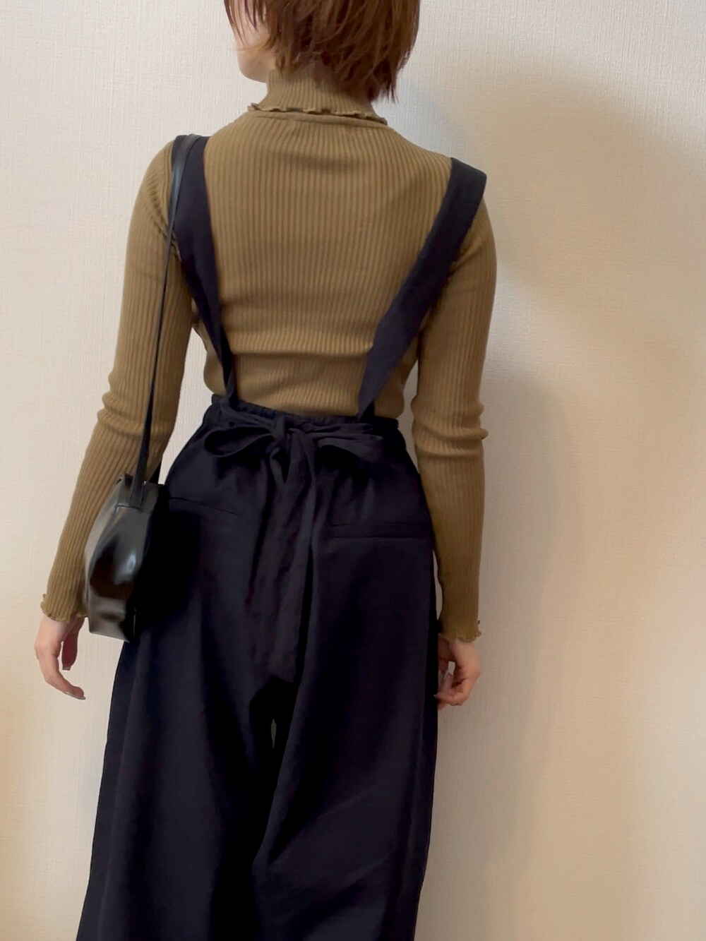 ブラック系のその他パンツ、ブラウン系のニット/セーター、ブラック系のその他シューズを着用したレディースの春コーディネートの2枚目の写真