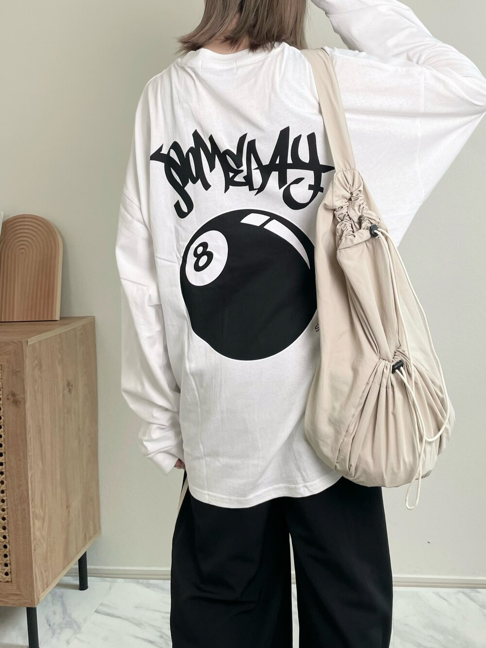 ホワイト系のTシャツ/カットソーを着用したレディースの夏コーディネートの3枚目の写真