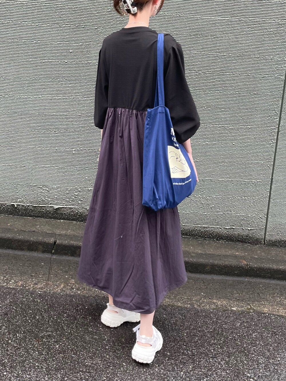 ブラック系のワンピースを着用したレディースの秋コーディネートの5枚目の写真