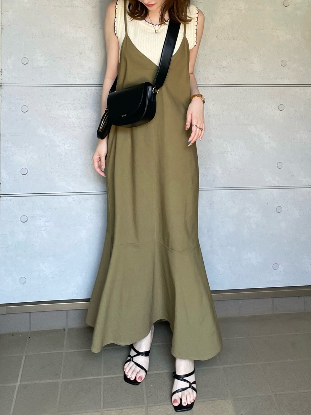 グリーン系のワンピース、ブラック系のサンダルを着用したレディースの夏コーディネートの2枚目の写真