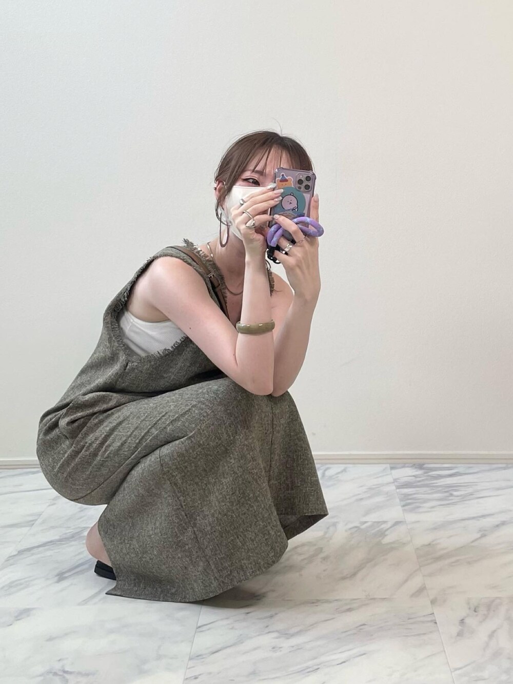 ベージュ系のワンピースを着用したレディースの秋コーディネートの3枚目の写真