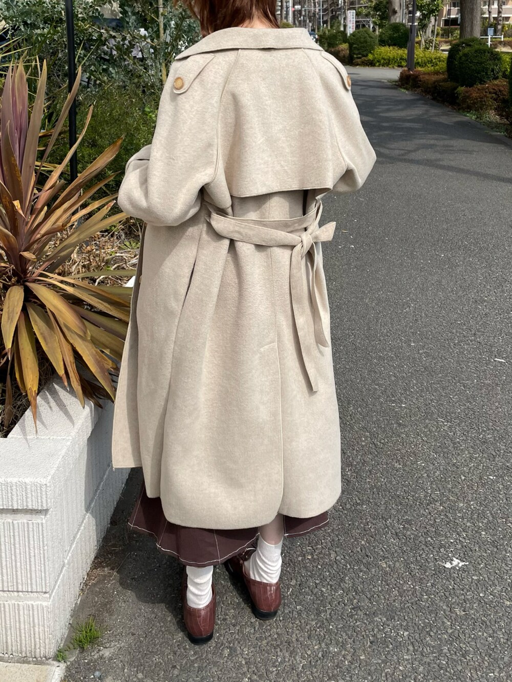 ベージュ系のジャケット/アウター、ブラウン系のショルダーバッグ、ブラウン系のスカートを着用したレディースの春コーディネートの3枚目の写真