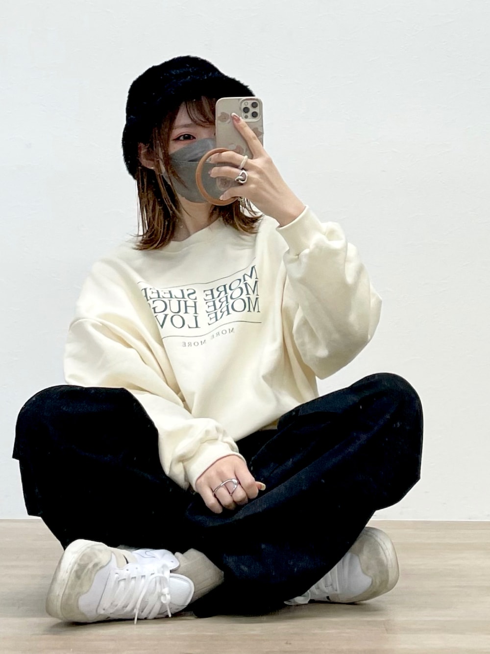 ブラック系のカーゴパンツ、ブラック系のハットを着用したレディースの春コーディネートの3枚目の写真