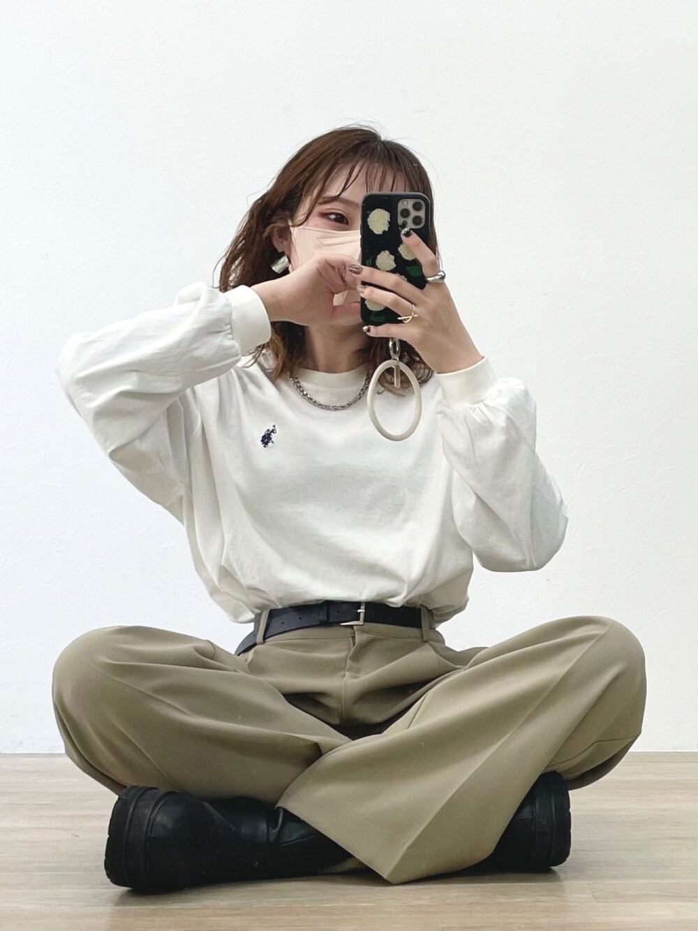 ホワイト系のTシャツ/カットソー、ブラック系のブーツを着用したレディースの春コーディネートの2枚目の写真