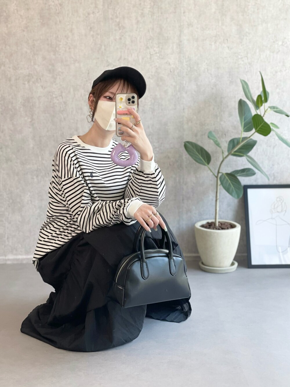 ブラック系のボストンバッグ、ホワイト系のTシャツ/カットソー、ブラック系のローファーを着用したレディースの秋コーディネートの5枚目の写真
