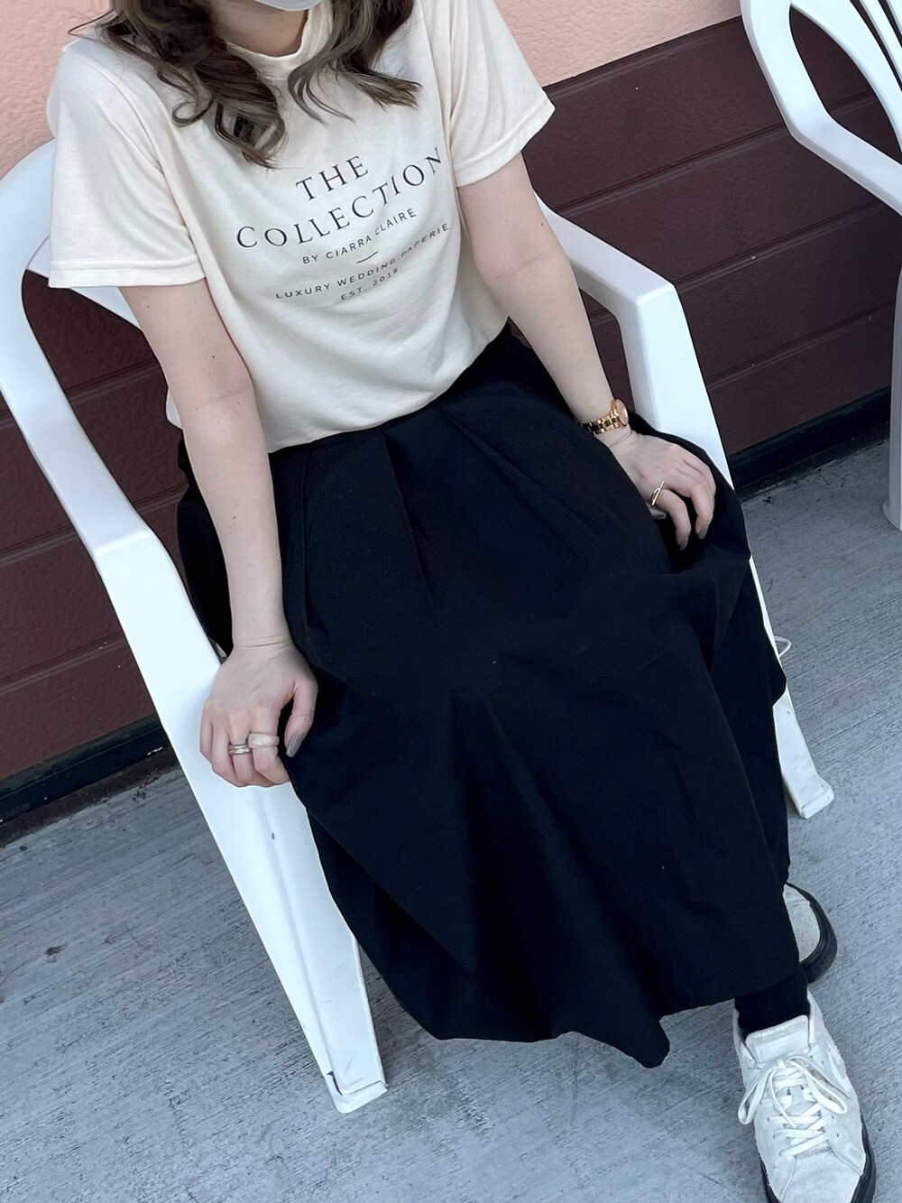 ホワイト系のTシャツ/カットソー、ホワイト系のスニーカー、ピンク系のアナログ腕時計を着用したレディースの春コーディネートの2枚目の写真