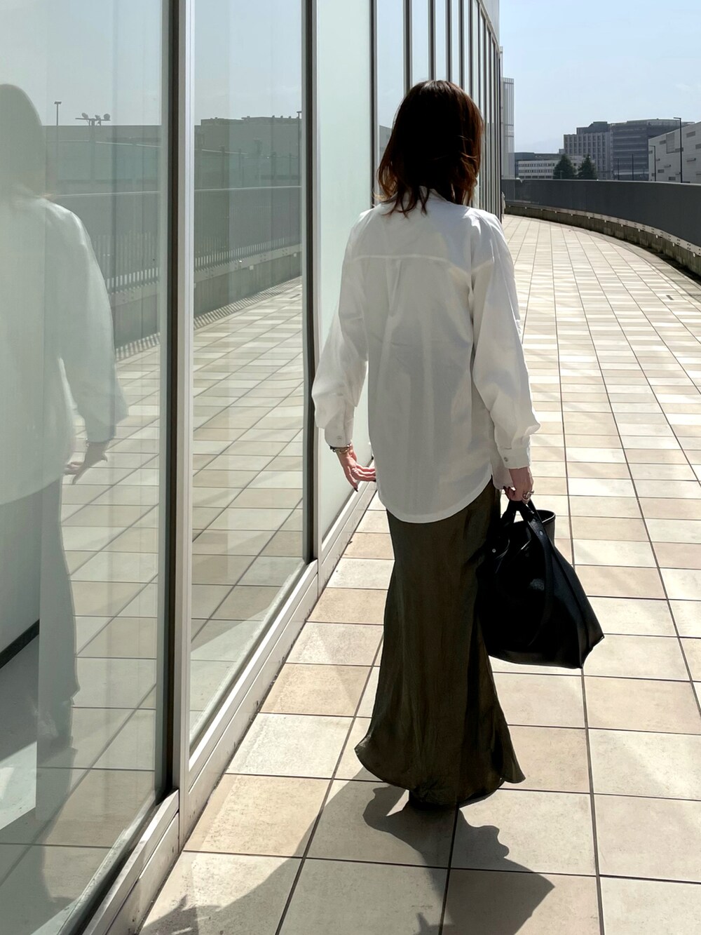 ホワイト系のシャツ/ブラウス、ブラック系のトートバッグ、ブラック系のシューズを着用したレディースの春コーディネートの5枚目の写真