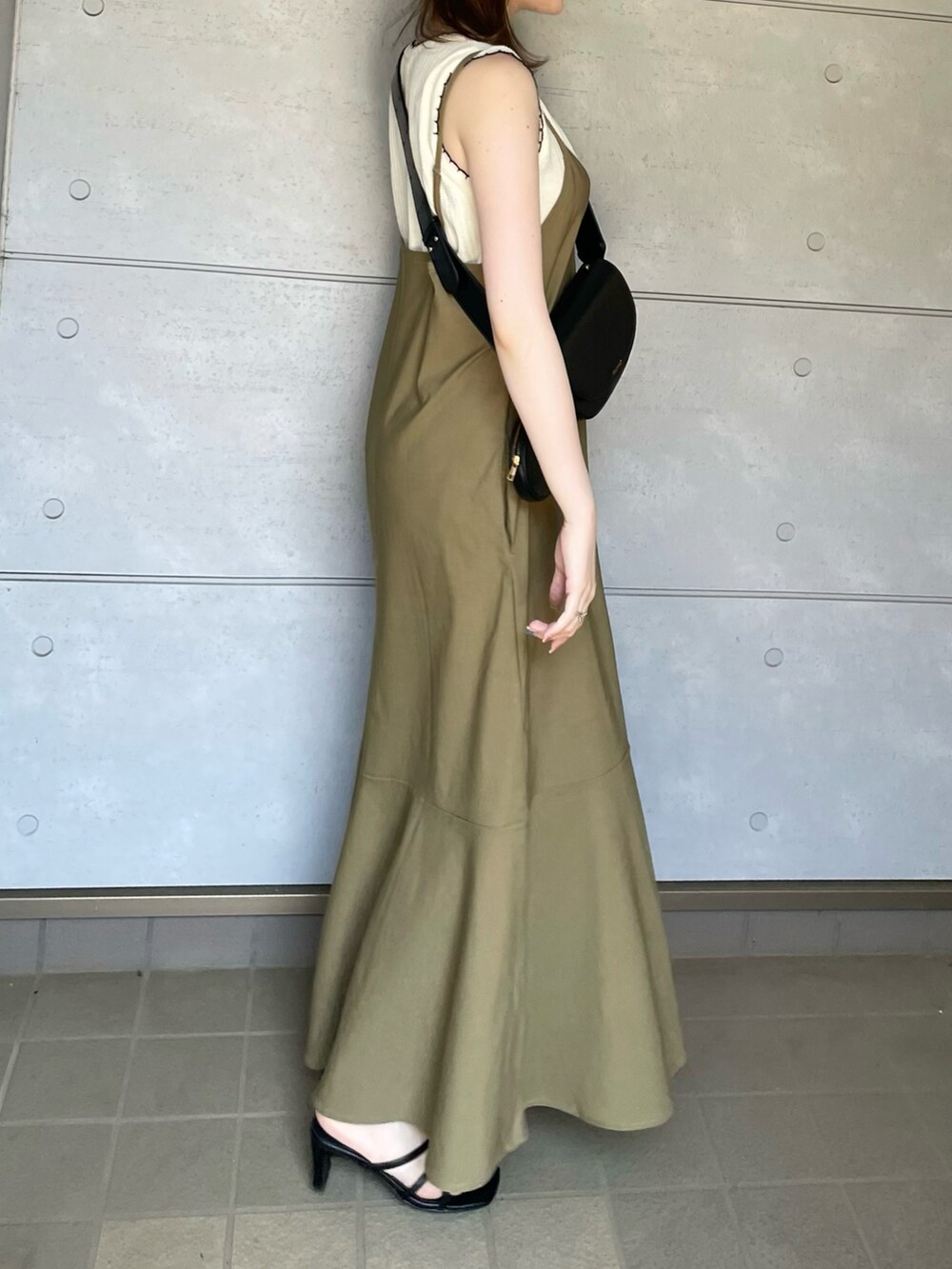 グリーン系のワンピース、ブラック系のサンダルを着用したレディースの夏コーディネートの3枚目の写真