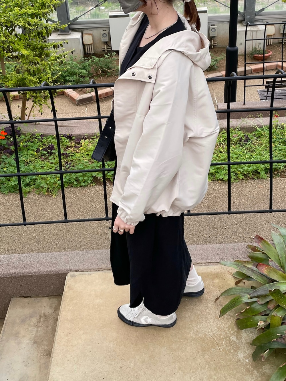 ホワイト系のマウンテンパーカー、ホワイト系のスニーカーを着用したレディースの春コーディネートの4枚目の写真