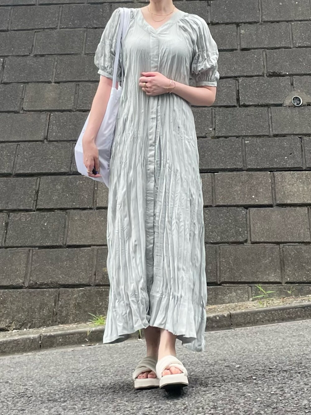 ホワイト系のサンダルを着用したレディースの夏コーディネートの2枚目の写真