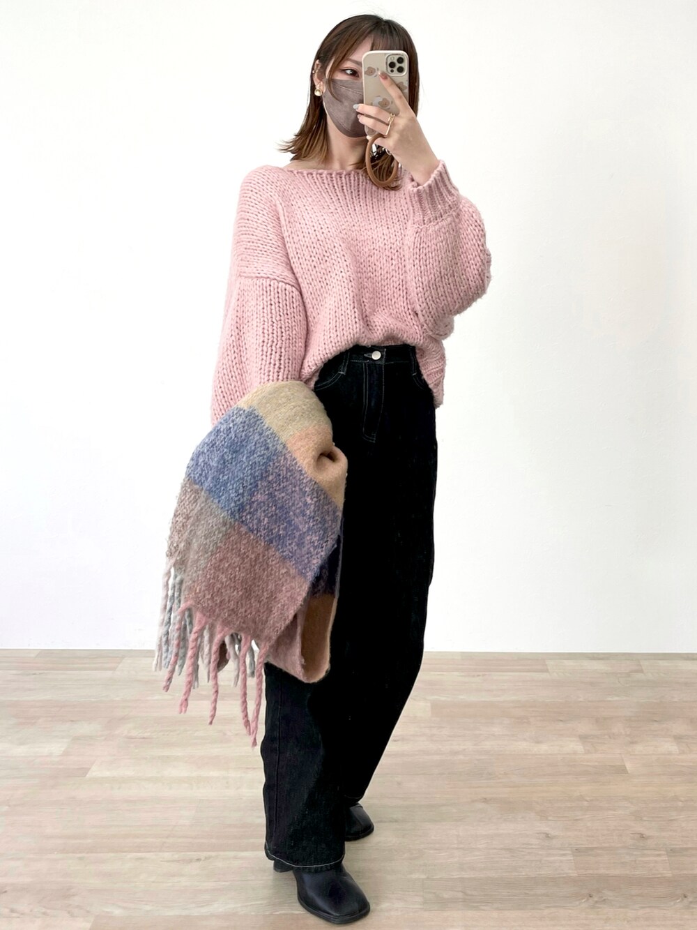 ホワイト系のニット/セーターを着用したレディースの春コーディネートの5枚目の写真