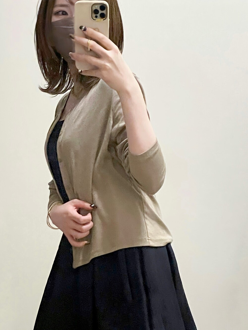 ベージュ系のカーディガン/ボレロ、ブラック系のシューズを着用したレディースの春コーディネートの5枚目の写真