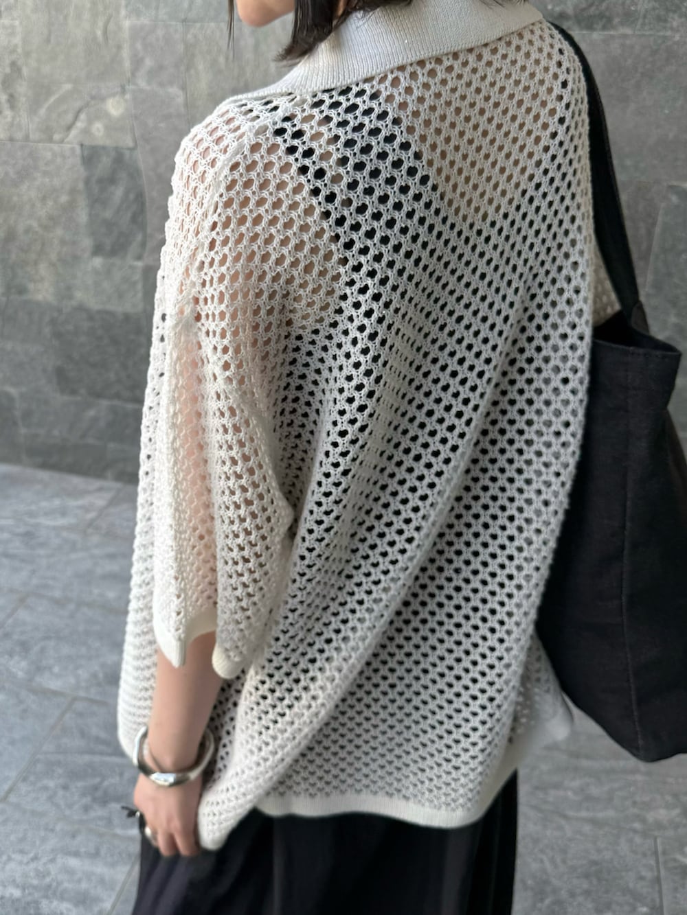 ホワイト系のシャツ/ブラウスを着用したレディースの夏コーディネートの5枚目の写真