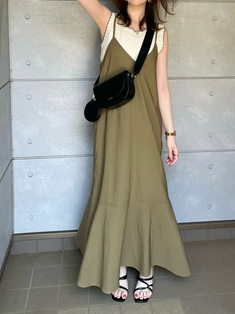 グリーン系のワンピース、ブラック系のサンダルを着用したレディースの夏コーディネートの5枚目の写真