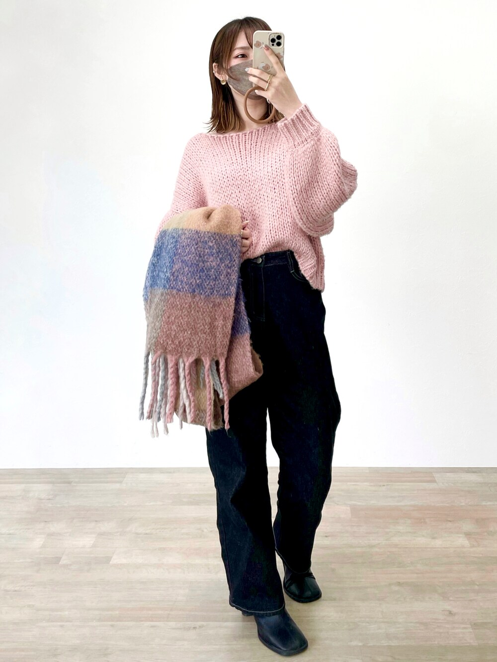 ホワイト系のニット/セーターを着用したレディースの春コーディネートの3枚目の写真