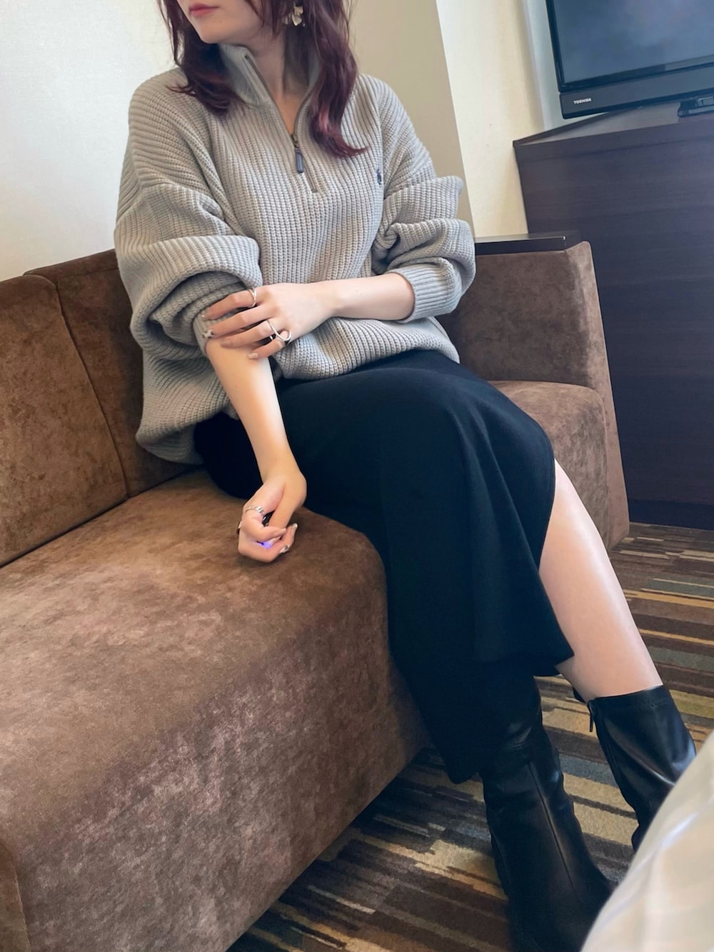 グレー系のニット/セーター、ブラック系のトートバッグを着用したレディースの冬コーディネートの3枚目の写真