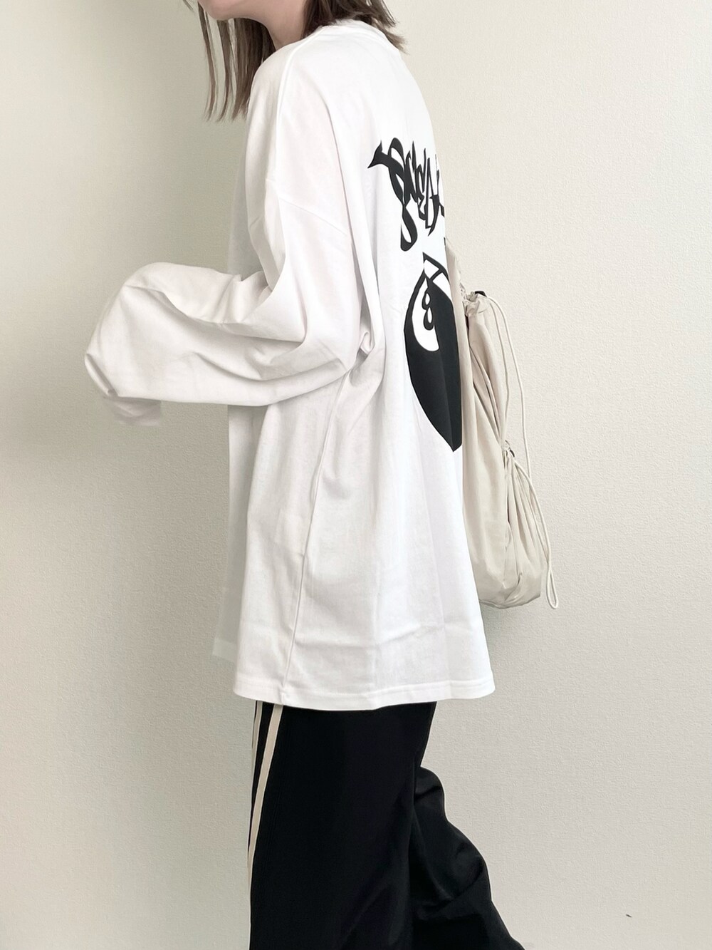 ホワイト系のTシャツ/カットソーを着用したレディースの夏コーディネートの4枚目の写真