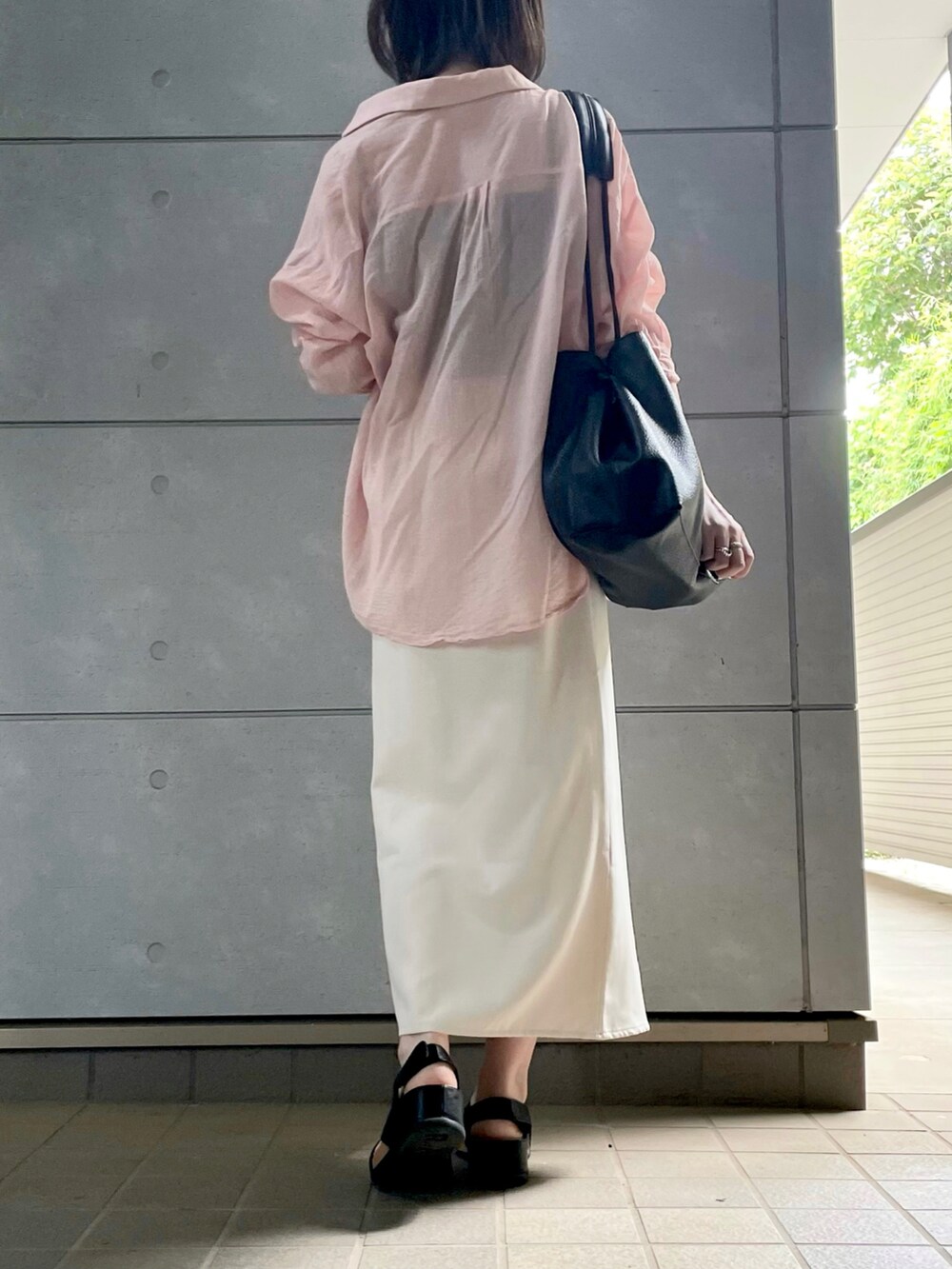 ブラック系のキャミソール、ブラック系のトートバッグを着用したレディースの秋コーディネートの3枚目の写真