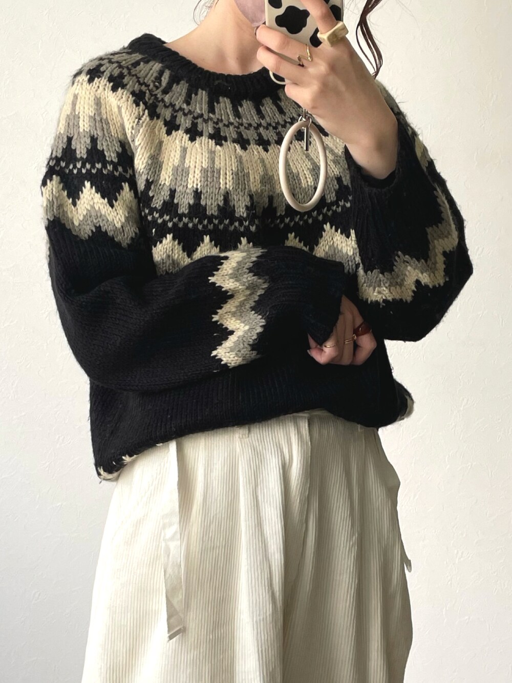 ホワイト系のその他パンツ、イエロー系のスニーカーを着用したレディースの冬コーディネートの2枚目の写真