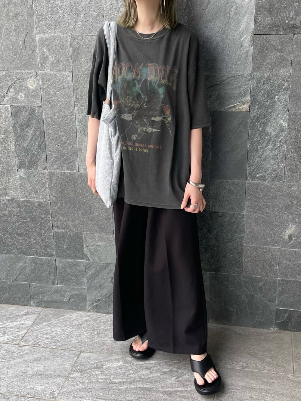 グレー系のTシャツ/カットソーを着用したレディースの夏コーディネートの2枚目の写真