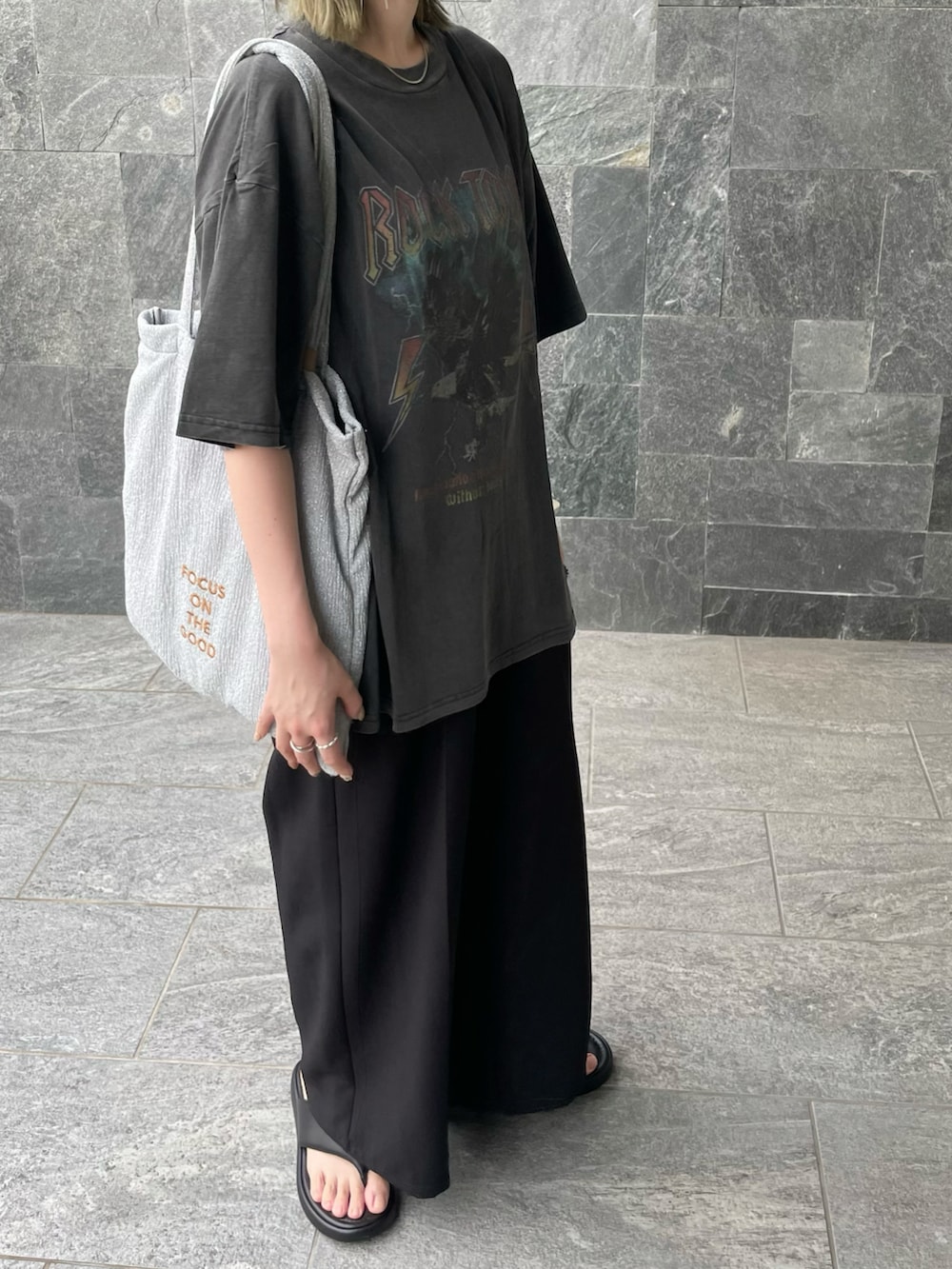 グレー系のTシャツ/カットソーを着用したレディースの夏コーディネートの4枚目の写真