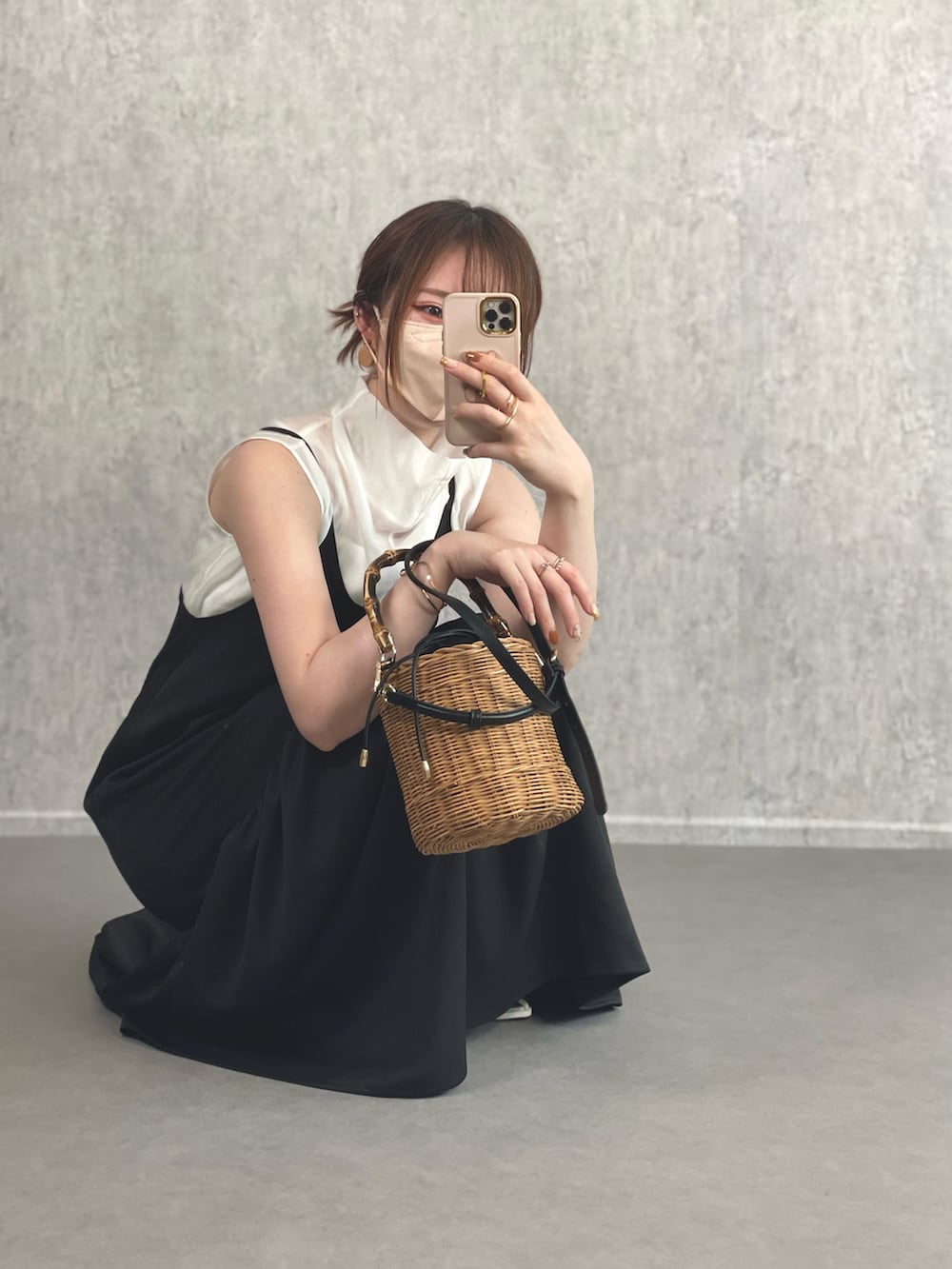 ブラック系のワンピース、ホワイト系のシャツ/ブラウスを着用したレディースの夏コーディネートの2枚目の写真