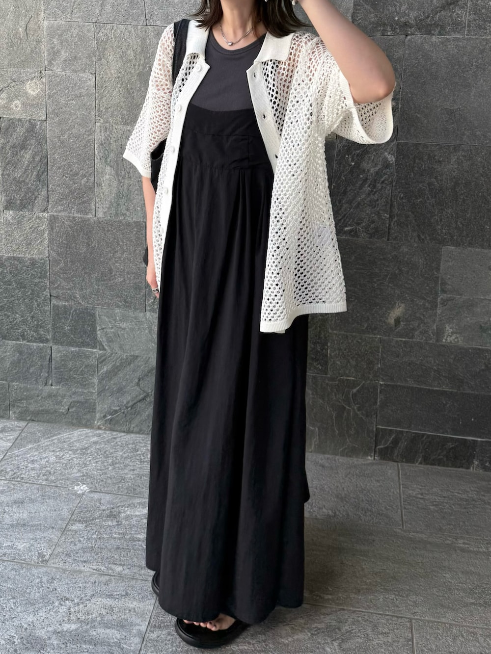 ホワイト系のシャツ/ブラウスを着用したレディースの夏コーディネートの3枚目の写真