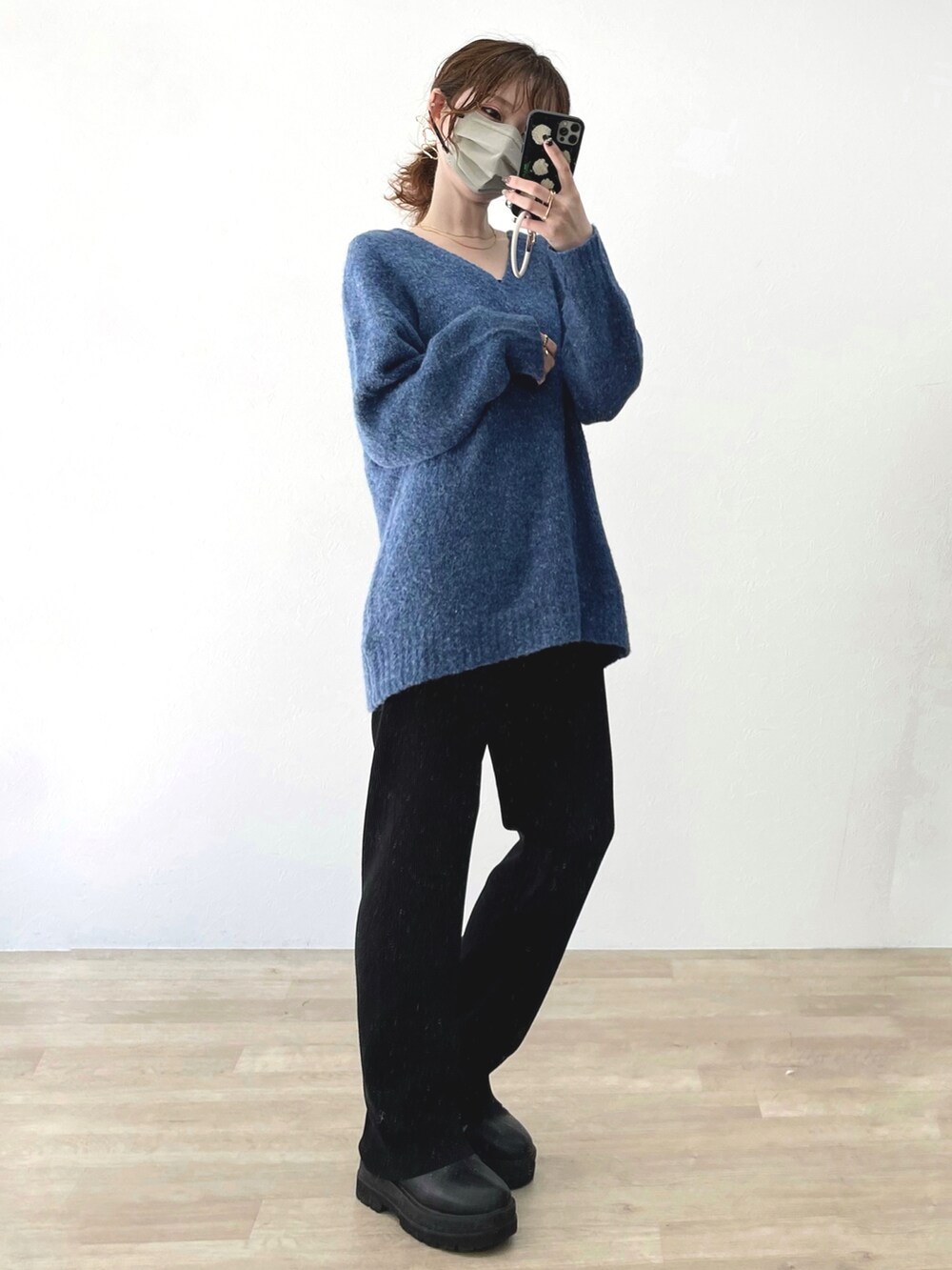 ブラック系のその他パンツ、パープル系のニット/セーター、ブラック系のブーツを着用したレディースの春コーディネートの2枚目の写真