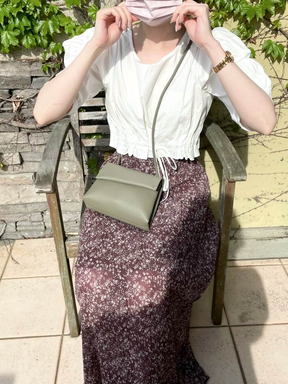 ホワイト系のシャツ/ブラウス、ブラウン系のスカート、ブラウン系のバレエシューズを着用したレディースの夏コーディネートの2枚目の写真