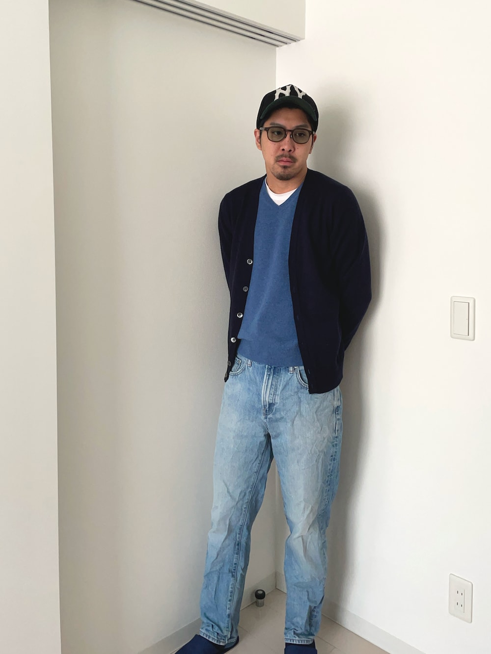 ブルー系のカーディガン/ボレロ、ベージュ系のブルゾン、ブルー系のデニムパンツを着用したメンズの春コーディネートの2枚目の写真