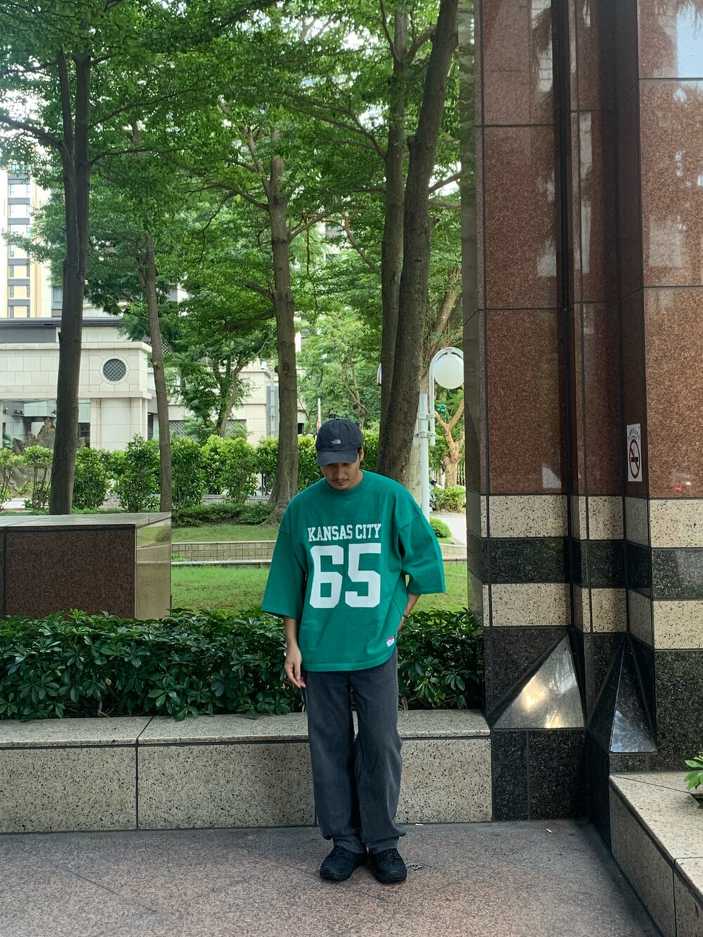 「BEAMSのアイテム（トップス、グリーン系）」を使った、大庭葉藏さん（メンズ・178cm）の夏コーディネートの3枚目の写真