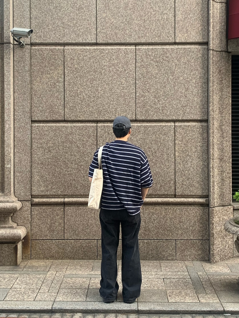 「EVCONのアイテム（Tシャツ/カットソー、ブラック系）」を使った、大庭葉藏さん（メンズ・178cm）の春コーディネートの3枚目の写真