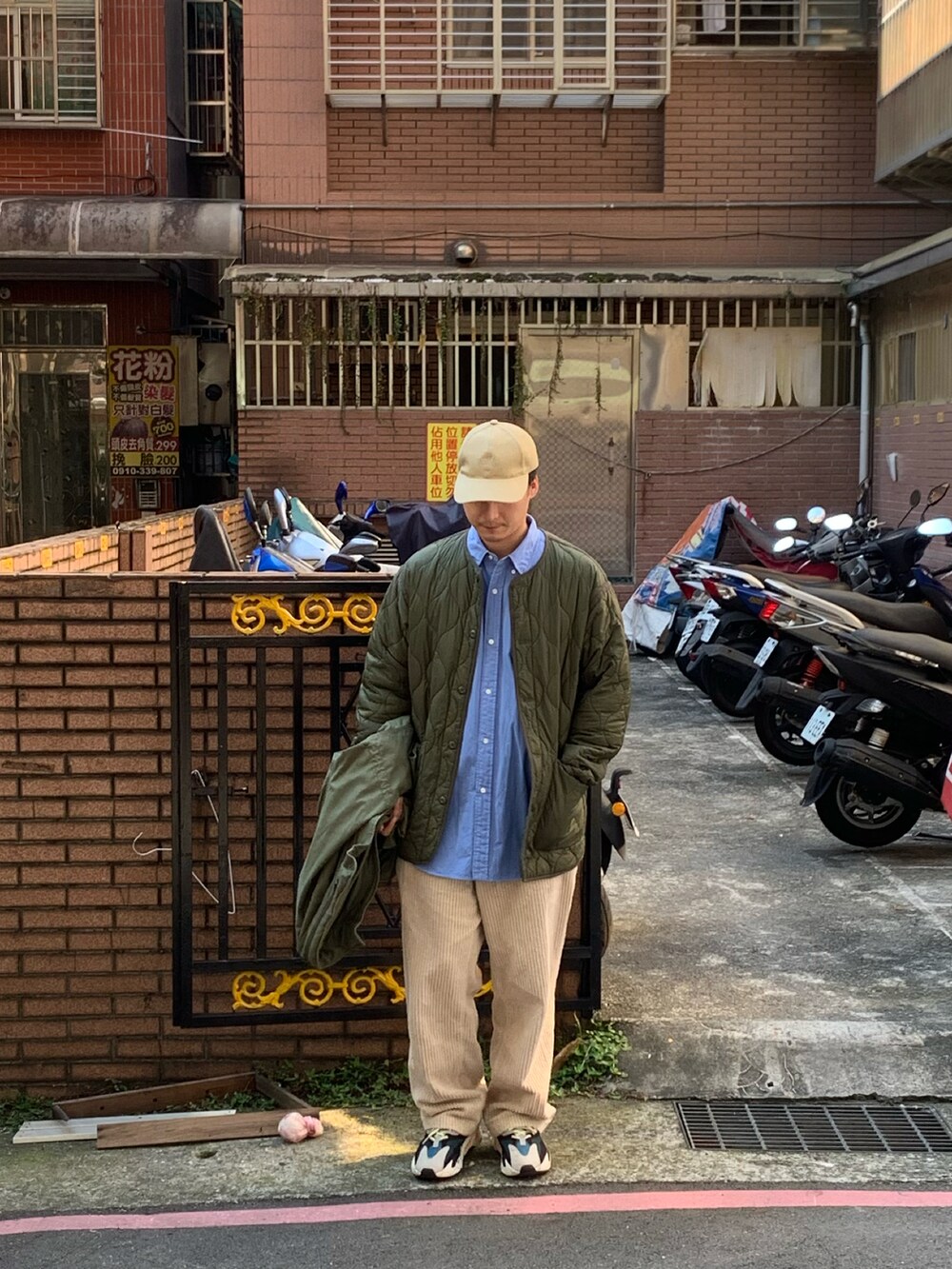 「A.P.C.のCASQUETTE CHARLIE（帽子、ベージュ系）」を使った、大庭葉藏さん（メンズ・178cm）の冬コーディネートの2枚目の写真