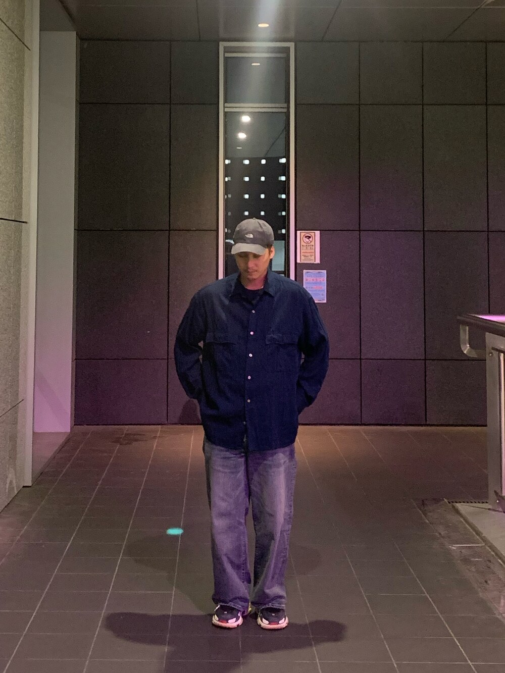 「秋のコーデ、秋服」｜「VAPORIZEのVAPORIZE / WIDE DENIM（デニムパンツ、ブルー系）」を使った、大庭葉藏さん（メンズ・178cm）の秋コーディネートの2枚目の写真