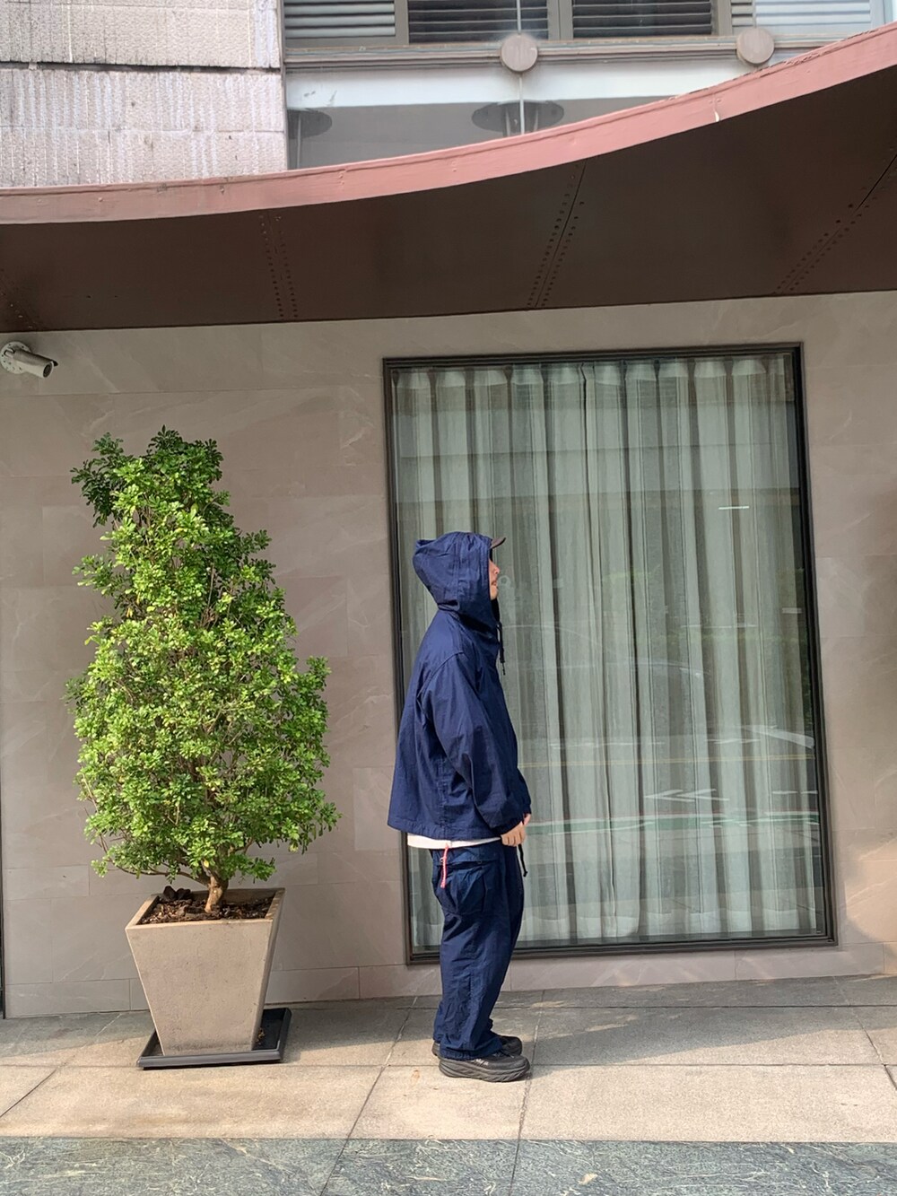 「BEAMS PLUSのBEAMS PLUS / 男裝 Indigo 六口袋 抽繩 軍裝 長褲（パンツ、ブルー系）」を使った、大庭葉藏さん（メンズ・178cm）の春コーディネートの3枚目の写真