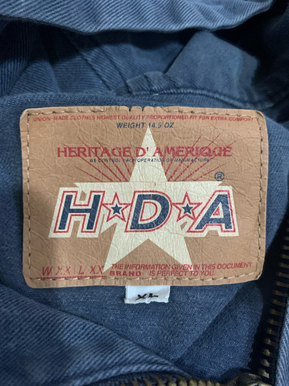 「HERITAGE D' AMERUQOEのアイテム（パーカー、ブルー系）」を使った、大庭葉藏さん（メンズ・178cm）の冬コーディネートの2枚目の写真