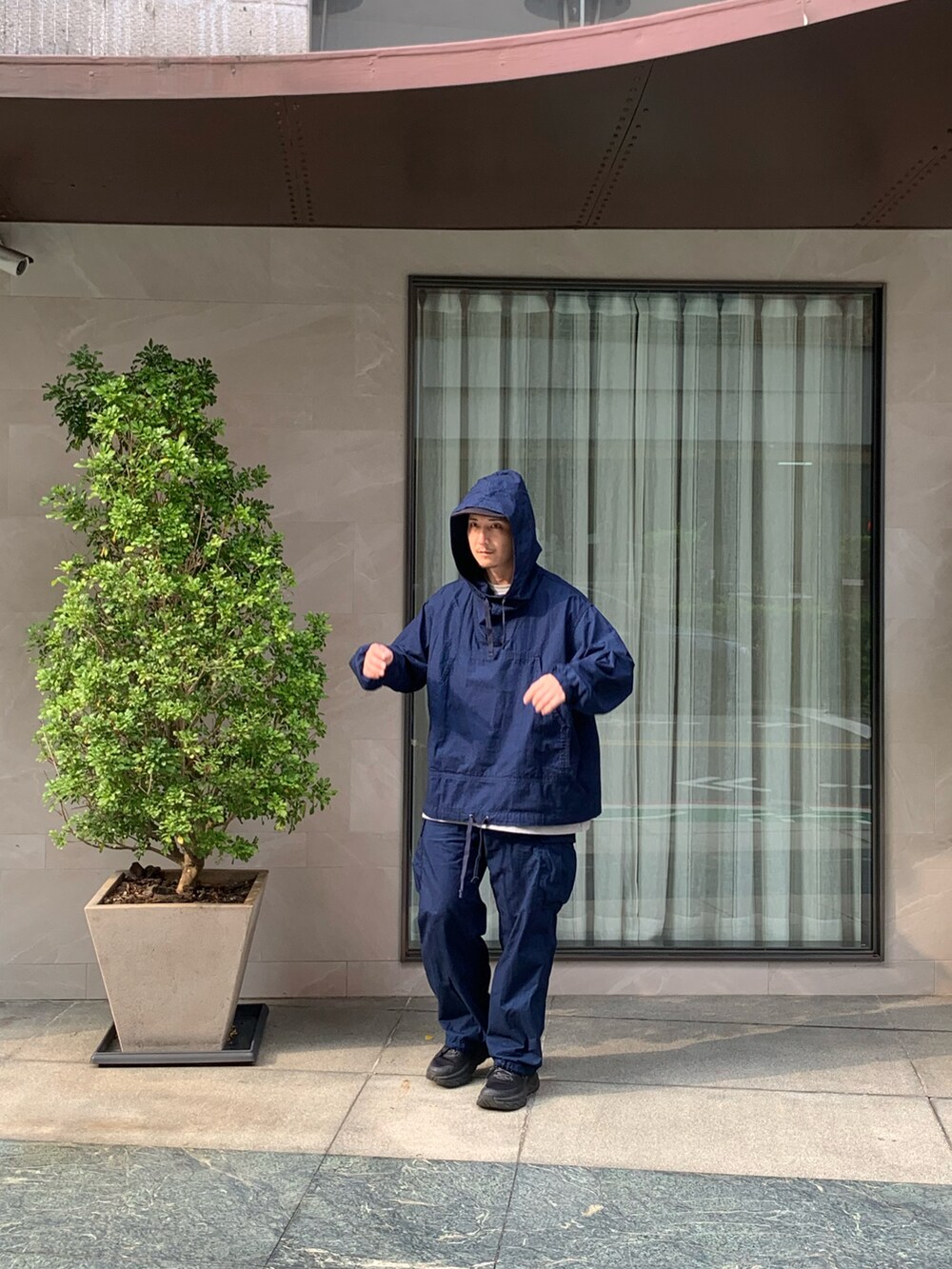 「BEAMS PLUSのBEAMS PLUS / 男裝 Indigo 六口袋 抽繩 軍裝 長褲（パンツ、ブルー系）」を使った、大庭葉藏さん（メンズ・178cm）の春コーディネートの4枚目の写真