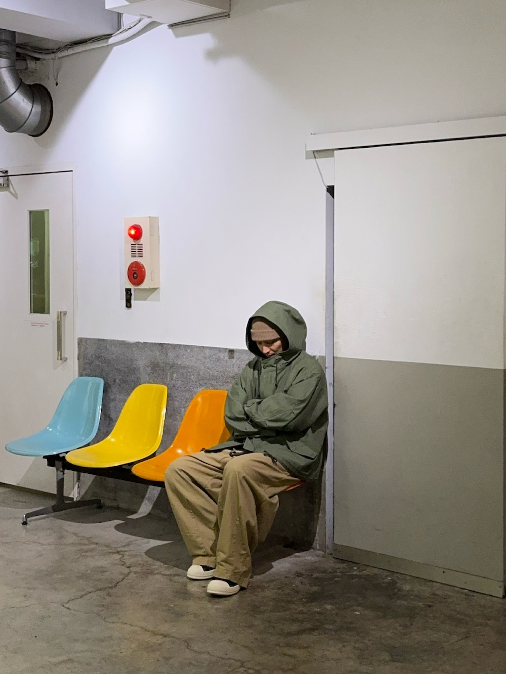 「Rick OwensのRick Owens - カーフレザー スニーカー - men - カーフレザー/レザー/rubber - 42（スニーカー、ブラック系）」を使った、大庭葉藏さん（メンズ・178cm）の秋コーディネートの2枚目の写真