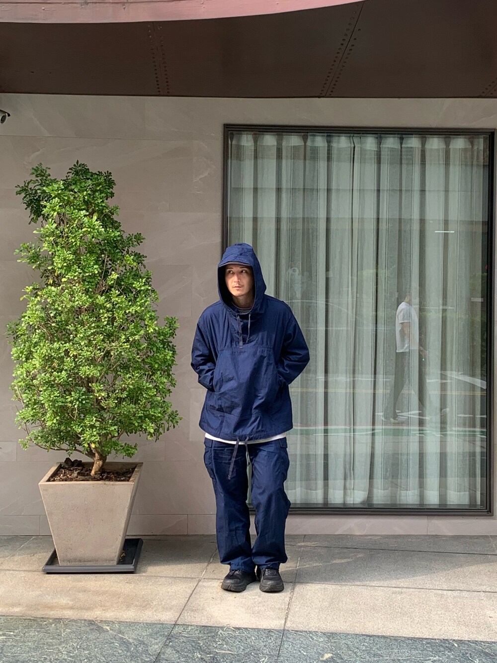 「BEAMS PLUSのBEAMS PLUS / 男裝 Indigo 六口袋 抽繩 軍裝 長褲（パンツ、ブルー系）」を使った、大庭葉藏さん（メンズ・178cm）の春コーディネートの2枚目の写真