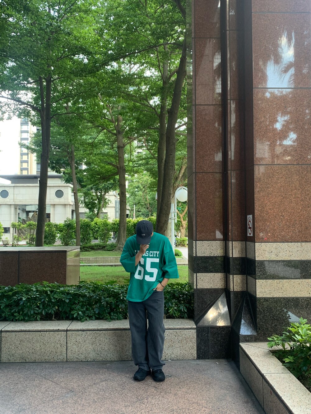 「BEAMSのアイテム（トップス、グリーン系）」を使った、大庭葉藏さん（メンズ・178cm）の夏コーディネートの2枚目の写真