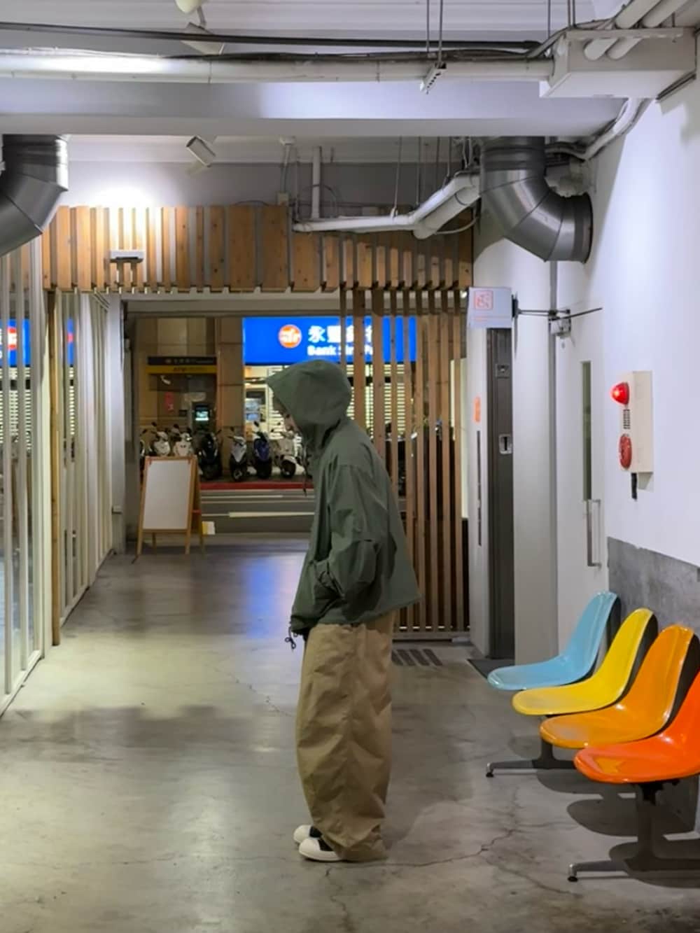 「Rick OwensのRick Owens - カーフレザー スニーカー - men - カーフレザー/レザー/rubber - 42（スニーカー、ブラック系）」を使った、大庭葉藏さん（メンズ・178cm）の秋コーディネートの4枚目の写真
